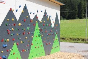 Apartmenthaus mit Boulderwand in Tirol